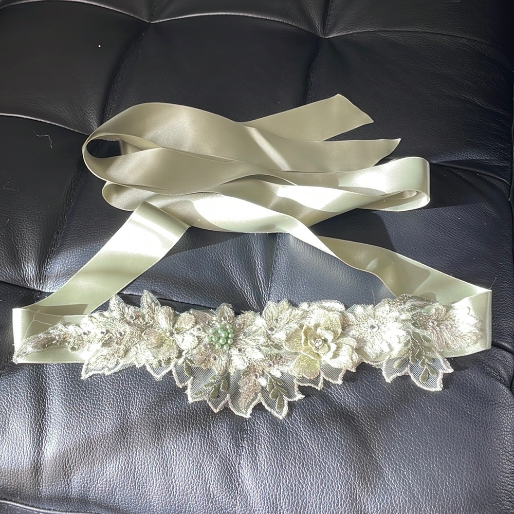 Green flower belt with rhinestones, lace, and beads NWOT